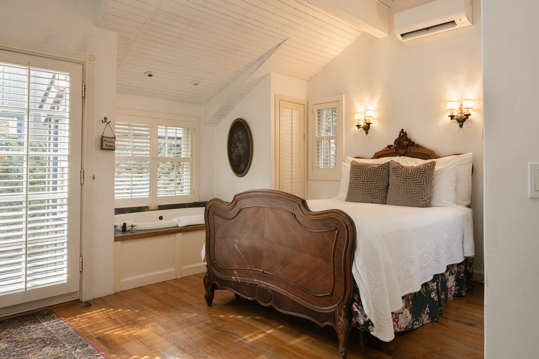 The antique queen bed in Abbeywood Cottage
